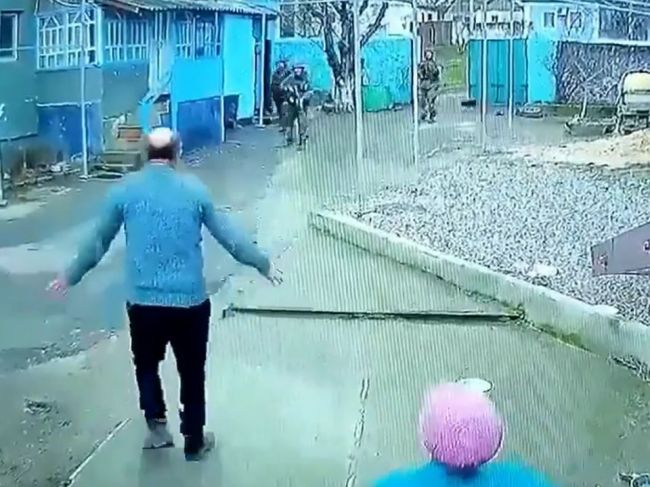 Video: Ruskí vojaci sa im snažili dostať do dvora. Takto sa starší pár zbavil okupantov