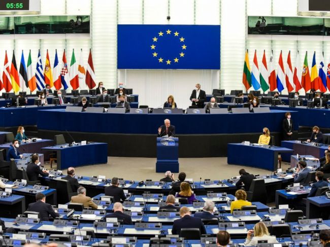 Europoslanci požadujú zákaz zlatých pasov, chcú z EÚ dostať ruských oligarchov