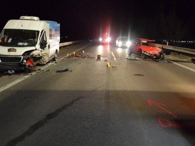 Dôchodca prešiel s autom do protismeru a zrazil sa s dodávkou, nehoda skončila tragicky