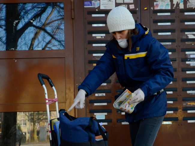 Slovenská pošta doručuje poukazy pre seniorov za očkovanie vo výške 200 eur