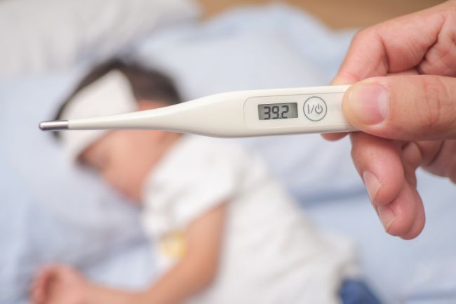 Pri pretrvávajúcej vysokej horúčke sa odporúča vyhľadať lekára
