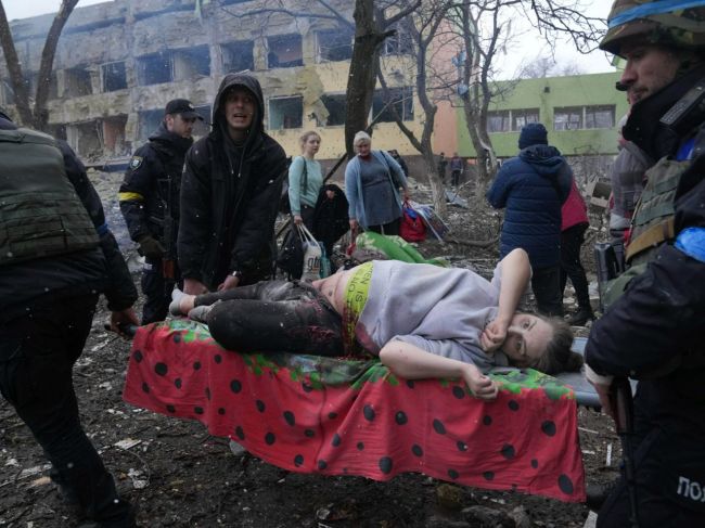 Po útoku na pôrodnicu v Mariupole zomrela tehotná žena aj novorodenec