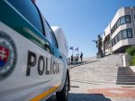 Polícia zasahovala pred budovou NR SR