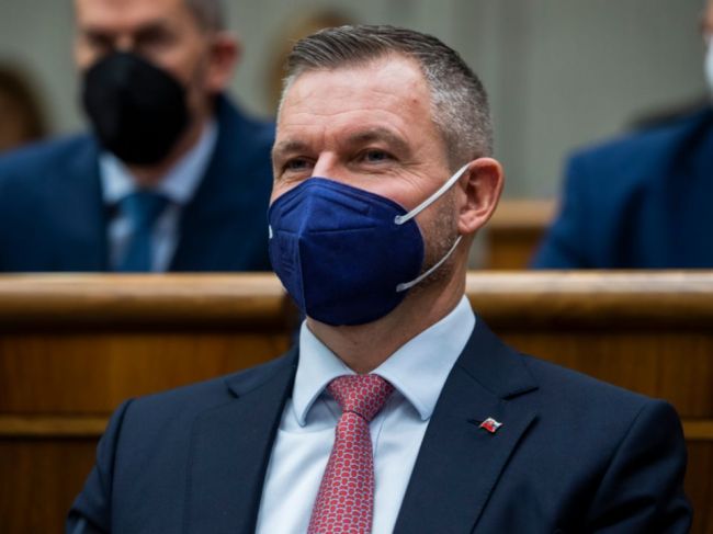 Hlas-SD navrhuje rast dôchodkov, zníženie DPH či spotrebnej dane z benzínu