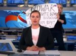 Video: Vysielanie hlavných správ v Rusku narušila žena s plagátom
