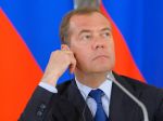 Británia pridala na sankčný zoznam 370 Rusov vrátane Medvedeva či Fridmana