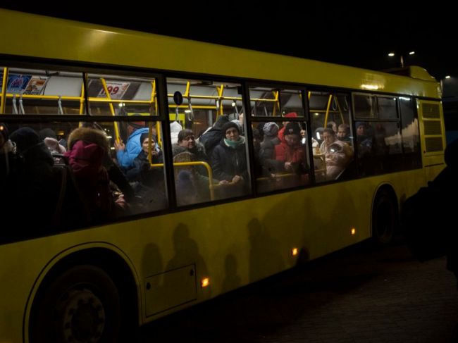 Z obliehaného mesta Sumy odišlo vyše 100 autobusov s civilistami