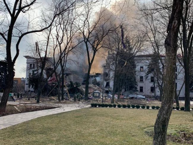 Ruské jednotky bombardovali divadlo v Mariupole, skrývali sa v ňom stovky civilistov