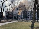 Ruské jednotky bombardovali divadlo v Mariupole, skrývali sa v ňom stovky civilistov