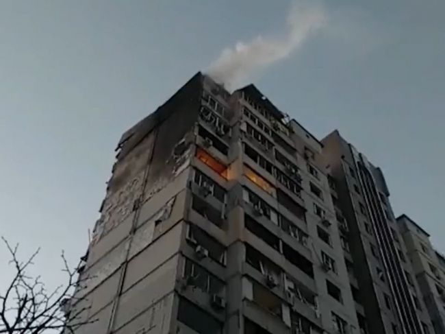 Video: Rakety zasiahli bytový dom v Kyjeve, aj školu a kultúrny dom v Merefe