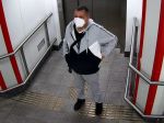 Muž sa uspokojoval pred cestujúcou vo vlaku
