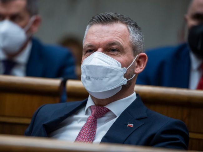 Pellegrini vysvetľuje auto so šoférom, OĽANO žiada zverejnenie zmlúv