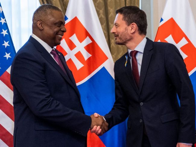 Premiér: Sme ochotní poskytnúť vojenskú techniku, ak neohrozíme našu bezpečnosť