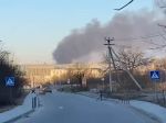 Video: Ruská armáda zasiahla budovu pri medzinárodnom letisku v Ľvove