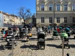 Na námestí Ľvova vystavili 109 prázdnych kočíkov. Symbolizujú detské obete vojny
