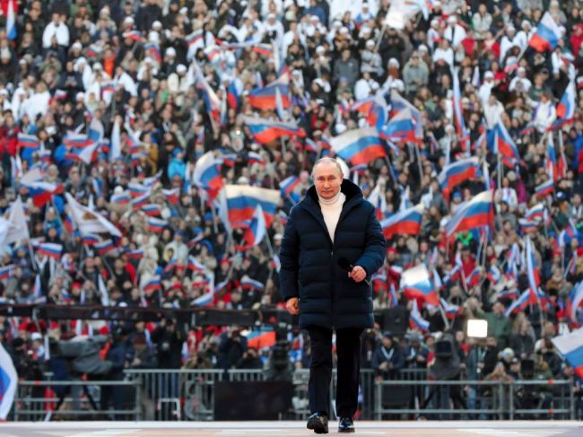 Putinovi v Moskve tlieskali tisíce ľudí. Mnohí prišli pod nátlakom, tvrdí BBC