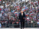 Putinovi v Moskve tlieskali tisíce ľudí. Mnohí prišli pod nátlakom, tvrdí BBC