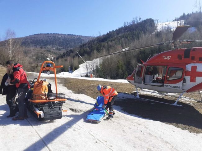 Horskí a leteckí záchranári pomáhali 16-ročnej lyžiarke vo Veľkej Rači