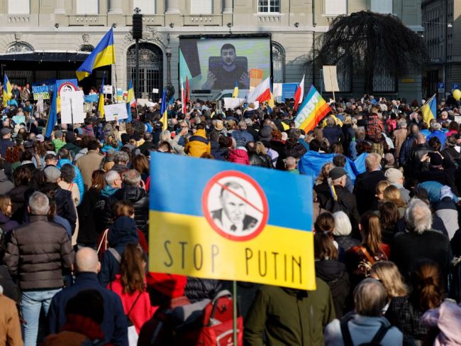 Zelenskyj sa prihovoril demonštrantom vo Švajčiarsku: Zmrazte účty oligarchov