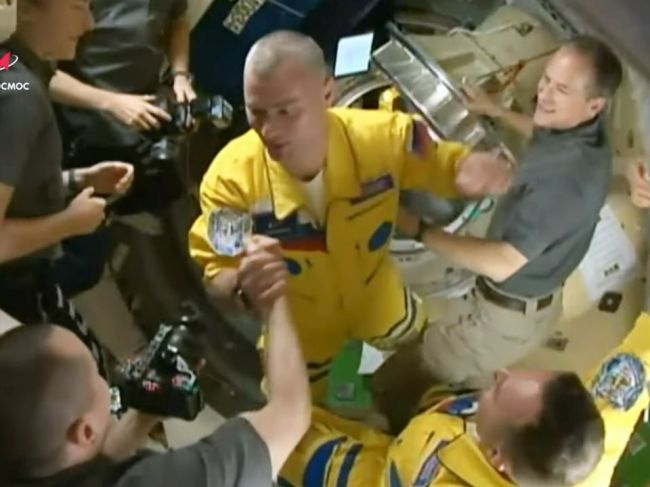 Ruský kozmonaut na ISS tvrdí: Naše žlto-modré kombinézy sú vo farbách univerzity