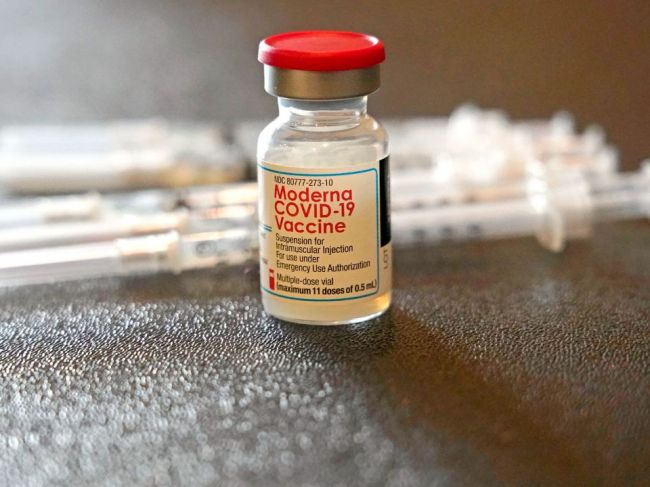 Anglicko začína podávať štvrtú dávku vakcíny proti covidu
