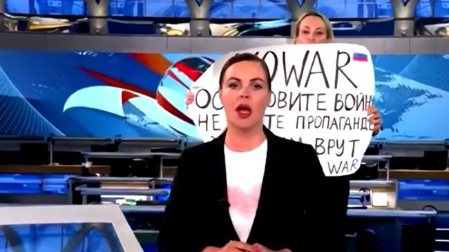 Ovsiannikovová tvrdí, že vojnu na Ukrajine vedie Putin, francúzsky azyl odmieta