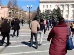 Video: Ruskí vojaci strieľali na demonštrantov v okupovanom Chersone