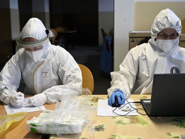 Priemerný vek ľudí s pozitívnym výsledkom PCR testu je 39 rokov