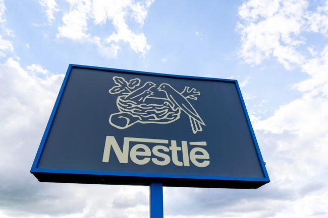 Potravinársky koncern Nestlé ustúpil tlaku, výrazne obmedzí aktivity v Rusku
