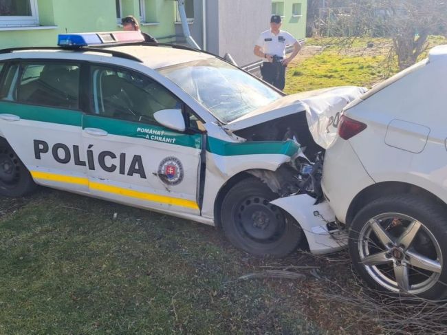 Po zákroku hliadky pri Nitre skončil v nemocnici vodič aj policajti