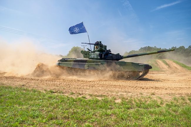 Zelenskyj požiadal krajiny NATO o jedno percento ich tankov a lietadiel