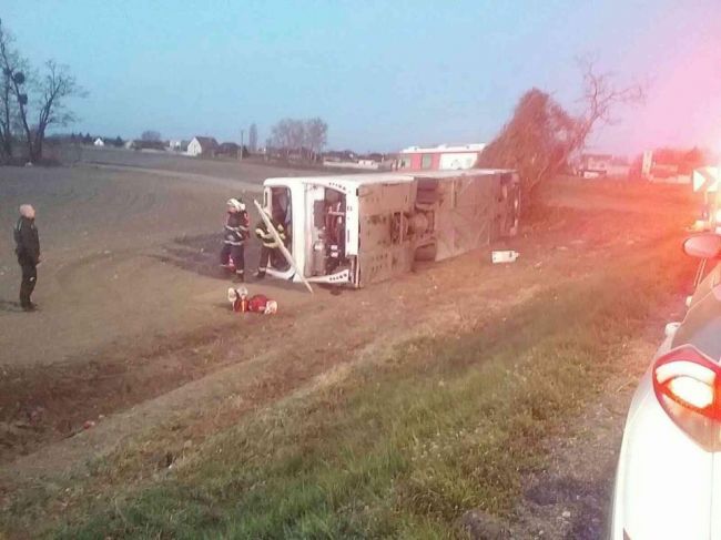 Po nehode autobusu v Mostovej previezli do nemocníc osem ľudí