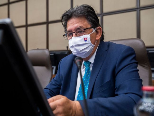 Budaj chce, aby zo Slovenska začali tento rok miznúť čierne skládky