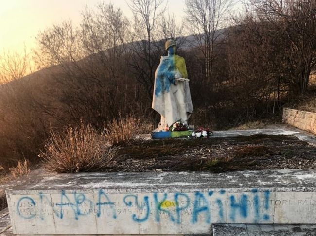 Sochu sovietskeho vojaka v Bošáci postriekali na žlto-modro