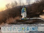 Sochu sovietskeho vojaka v Bošáci postriekali na žlto-modro