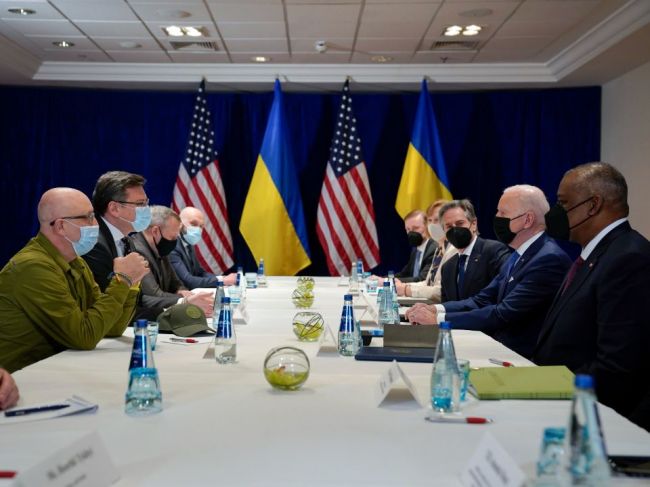 Americký prezident sa vo Varšave stretol s ukrajinskými ministrami