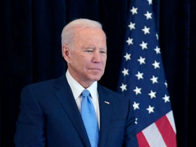 Macron po Bidenových výrokoch varoval pred slovnou eskaláciou