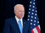Macron po Bidenových výrokoch varoval pred slovnou eskaláciou