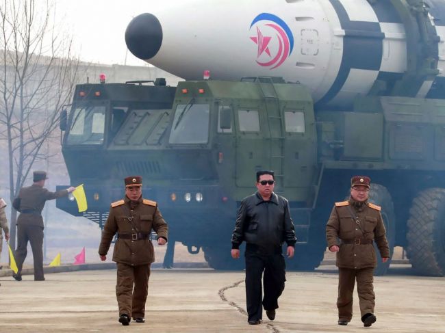 Kim Čong-un: Severná Kórea bude naďalej vyvíjať "silné úderné prostriedky"