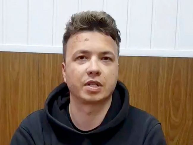 Ruská priateľka zadržaného bieloruského novinára sa postavila pred súd