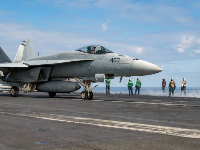 USA vyšlú šesť lietadiel námorníctva na posilnenie východného krídla NATO