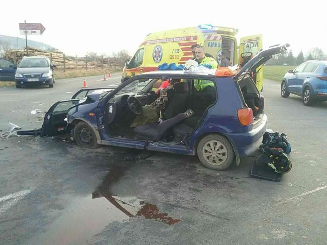 Vážna nehoda dvoch áut: Na mieste zasahuje vrtuľník