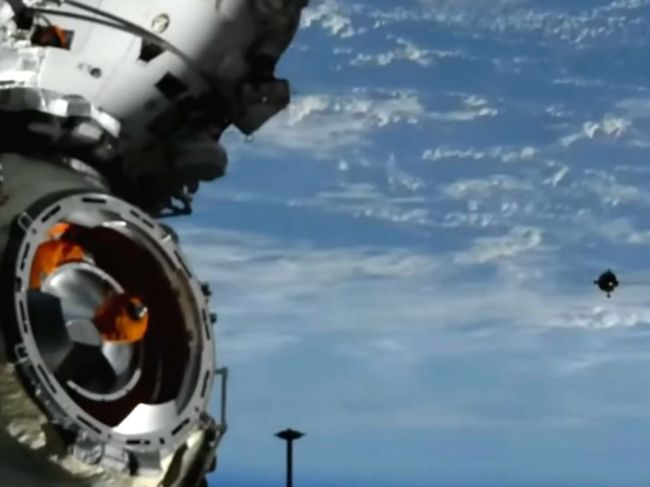 Velenie na ISS hladko prešlo od Ruska Američanom, napriek napätiu "dolu"
