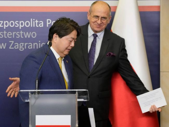 Japonský minister sa z Poľska vráti aj s 20 ukrajinskými utečencami