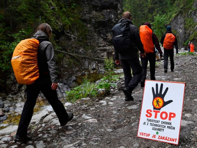 HZS varuje pred zľadovatenými turistickými chodníkmi, odporúča mačky a paličky