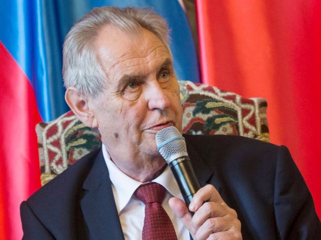 Zeman: Rusi sú blázni, Ukrajine a utečencom treba pomôcť