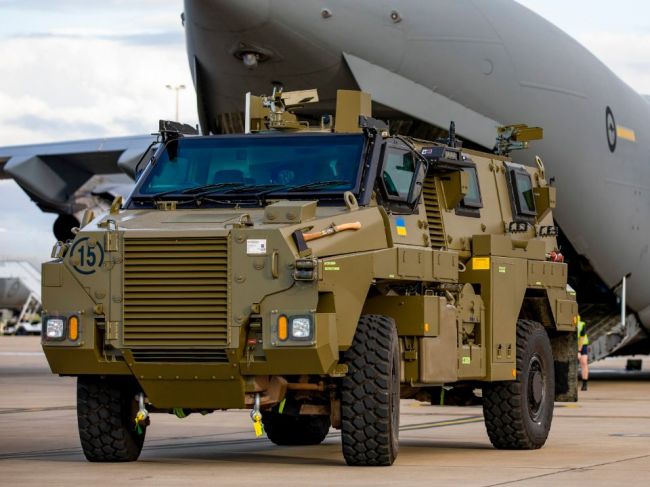 Austrália poslala Ukrajine prvé z 20 obrnených vozidiel Bushmaster