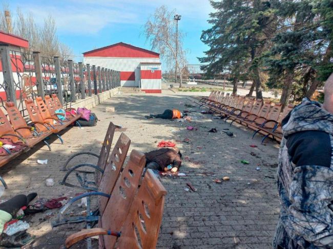 EÚ obvinila Rusko z "hrozného" útoku na vlakovú stanicu na Ukrajine