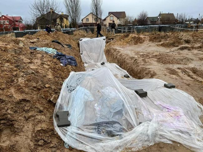 Vyšetrovatelia v Buči začali s exhumáciou tiel z masového hrobu