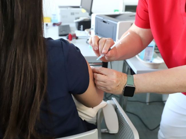 Štvrtou dávkou vakcíny proti COVID-19 sa zatiaľ zaočkovalo 504 osôb